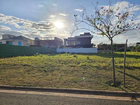 Terreno-Condomínio em Riviera Home Club
