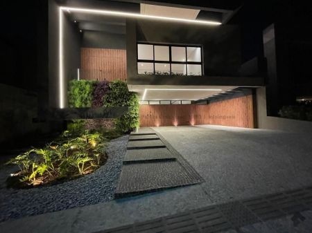 Sobrado-Condomínio em Pq. Residencial Damha I