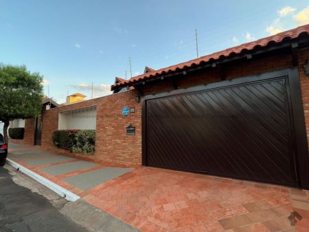 Casa-Térrea em Chácara Cachoeira