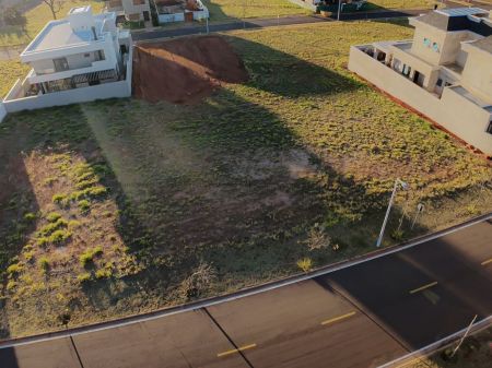 Terreno-Condomínio em Riviera Home Club