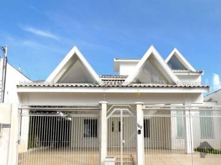 Casa-Térrea em Chácara Cachoeira