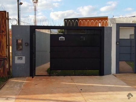 Casa-Térrea em Parque dos Laranjais