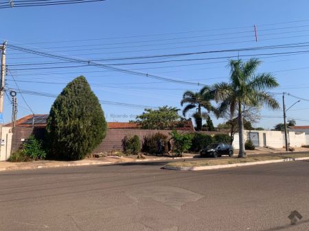 Casa-Térrea em Jardim Imá