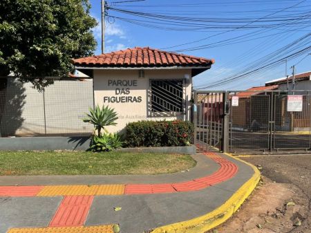 Casa-Térrea-Condomínio em Monte Castelo