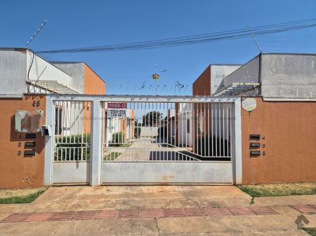Casa-Térrea-Condomínio em Jardim Presidente