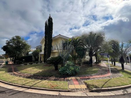 Sobrado-Condomínio em Residencial Alphaville