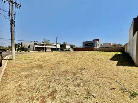 Terreno-Condomínio em Pq. Residencial Damha III
