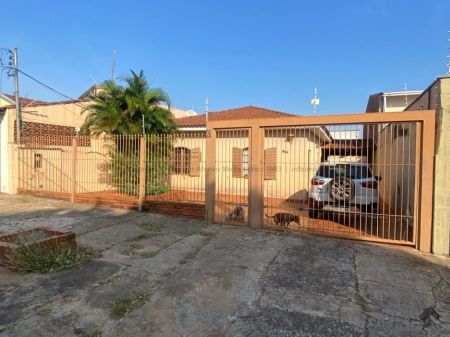 Casa-Térrea em Jardim Jockey Club