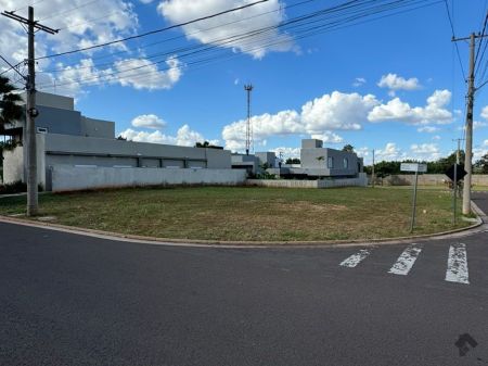 Terreno-Condomínio em Pq. Residencial Damha IV
