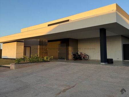 Casa-Térrea-Condomínio em Terras do Golfe