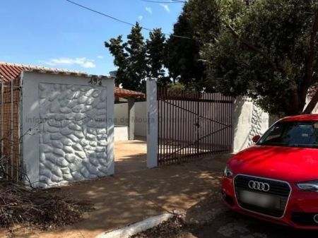 Casa-Térrea em Jardim Batistão