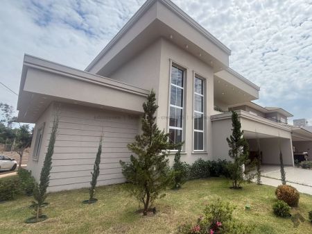 Sobrado-Condomínio em Pq. Residencial Damha III