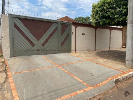 Casa-Térrea em Jardim Jockey Club