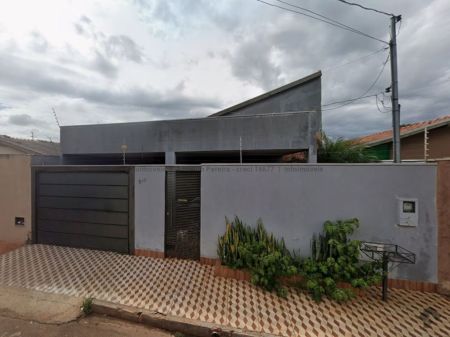 Casa-Térrea em Vila Moreninha II