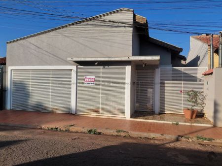 Casa-Térrea em Recanto dos Rouxinóis