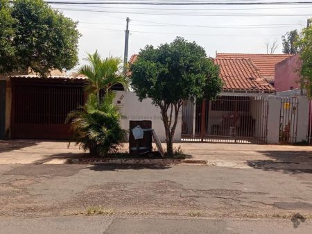 Casa-Térrea em Jardim Jacy