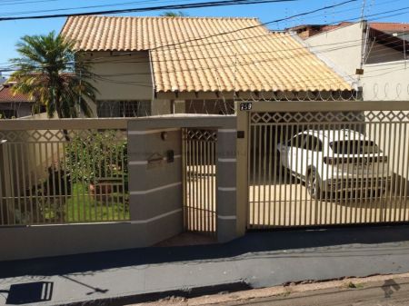 Casa-Térrea em Jardim Jockey Club