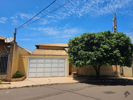 Casa-Térrea em Chácara Cachoeira
