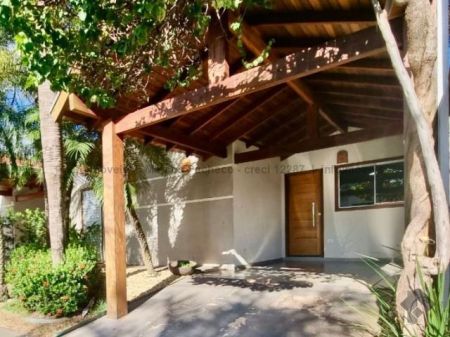 Casa-Térrea-Condomínio em Jardim Itatiaia