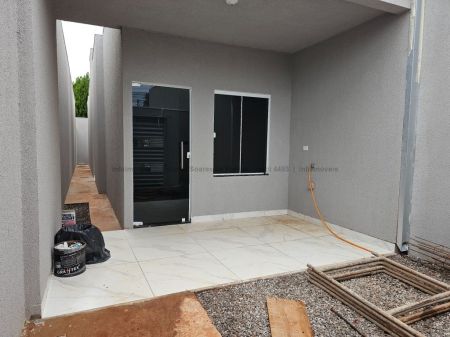 Casa-Térrea em Aero Rancho