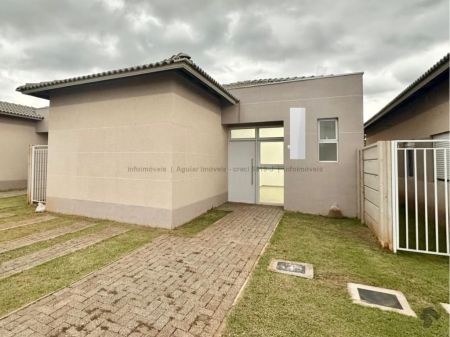 Casa-Térrea-Condomínio em Novos Estados
