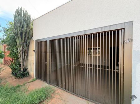 Casa-Térrea em Jardim Batistão