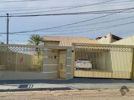 Casa-Térrea em Jardim Jockey Club
