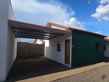 Casa-Térrea-Condomínio em Aero Rancho
