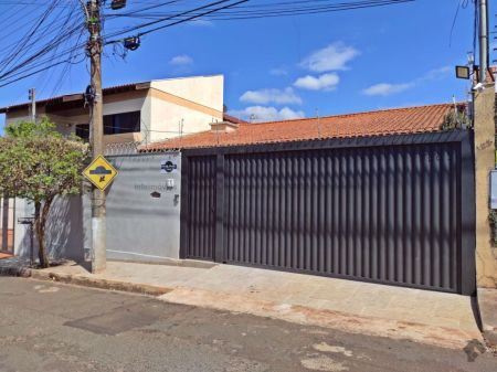 Casa-Térrea em Jardim TV Morena