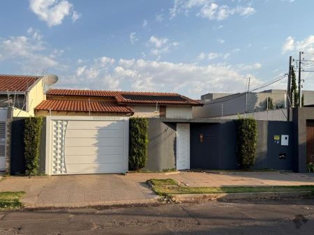 Casa-Térrea em Jardim São Lourenço