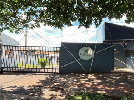Casa-Térrea-Condomínio em Monte Castelo
