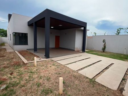 Casa-Térrea em Jardim das Cerejeiras