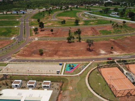 Terreno-Condomínio em Jardim Veraneio