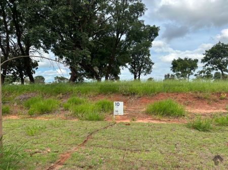 Terreno-Condomínio em Jardim Veraneio