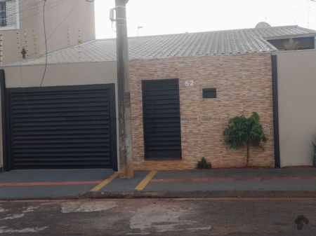 Casa-Térrea em Aero Rancho
