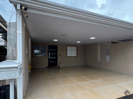 Casa-Térrea-Condomínio em Jardim Parati