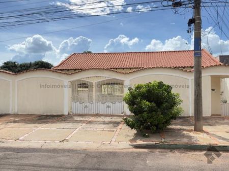 Casa-Térrea em Jardim Imá