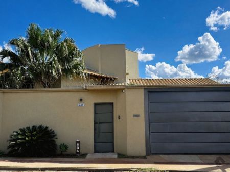 Casa-Térrea em Chácara Cachoeira