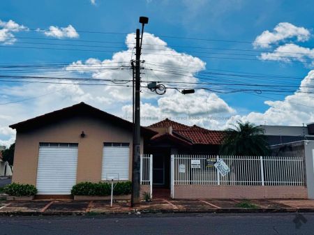 Casa-Térrea em Jardim Leonidia