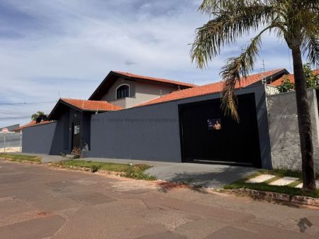 Casa-Térrea em Jardim São Lourenço