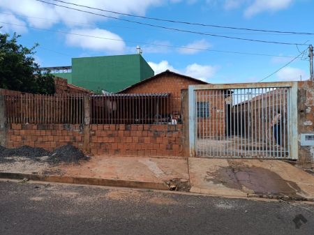 Casa-Térrea em Jardim Talismã
