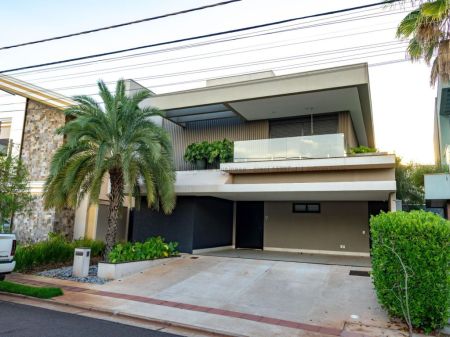 Sobrado-Condomínio em Pq. Residencial Damha III