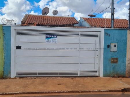 Casa-Térrea em Aero Rancho