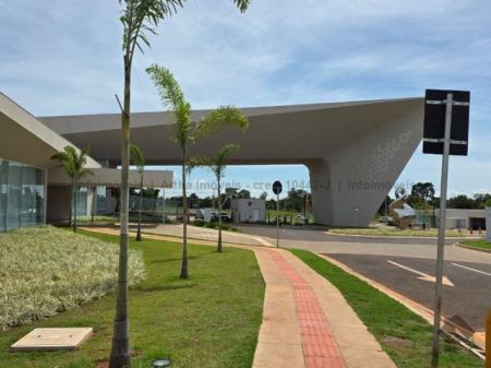 Terreno-Condomínio em Jardim Veraneio