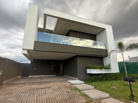 Sobrado-Condomínio em Residencial Alphaville IV