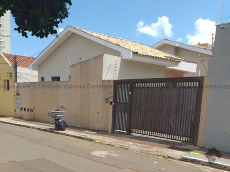 Casa-Térrea-Condomínio em Monte Castelo