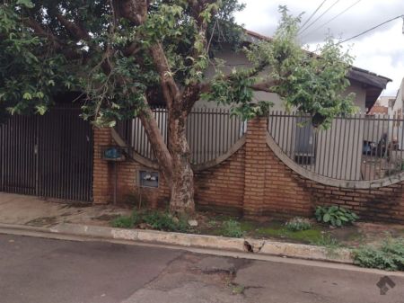 Casa-Térrea em Aero Rancho