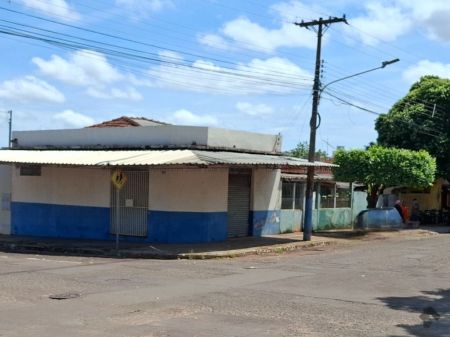 Casa Comercial em Vila Carvalho
