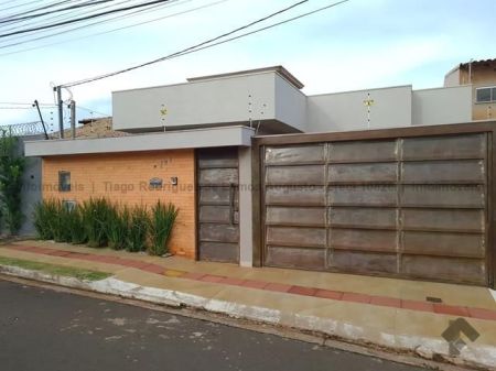 Casa-Térrea em Monte Castelo