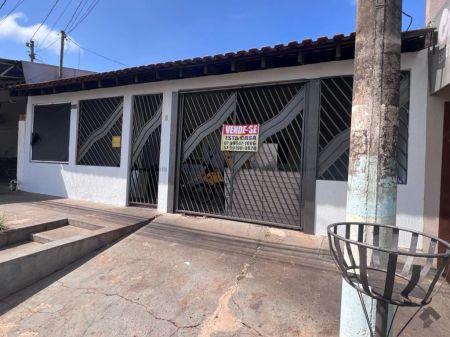 Casa-Térrea em Aero Rancho